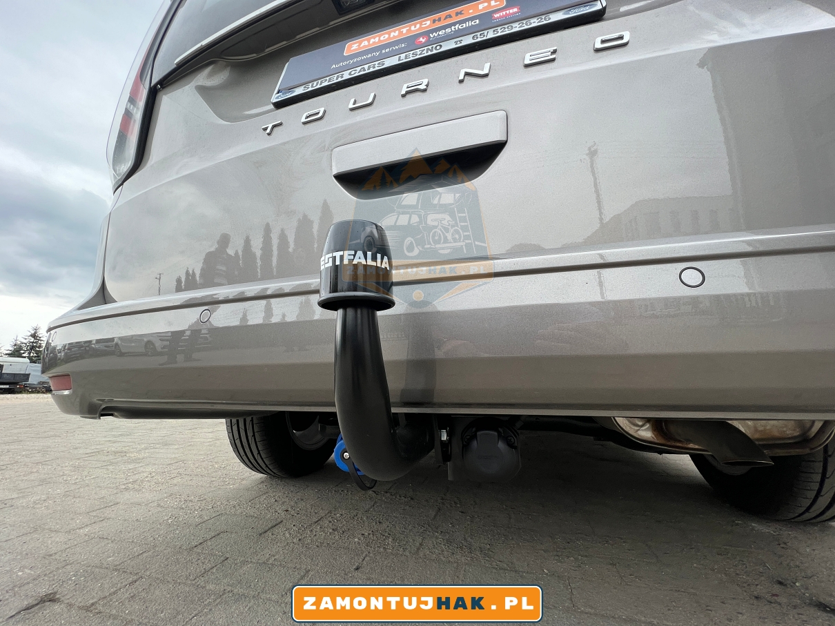 zbliżenie na kulę holownicza haka Westfalia 322088600001 typ f20 zamontowaną w samochodzie ford tourneo connect w serwisie autoryzowanym w poznaniu